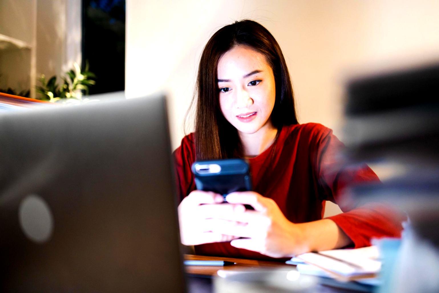 Modern workspace for financial education and business mentoring